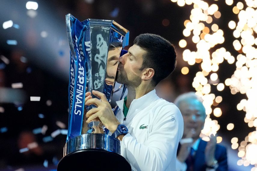 El serbio Novak Djokovic besa el trofeo de las Finales de la ATP, tras vencer al noruego Casper Ruud en la final del domingo 20 de noviembre de 2022 