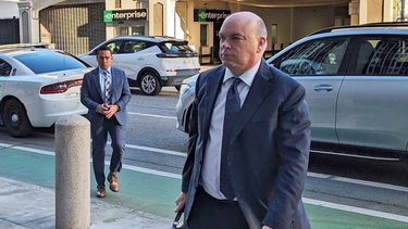 El magnate británico de la tecnología, Mike Lynch, camina hacia un tribunal federal en San Francisco.