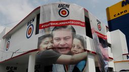 Vista de un cartel con el rostro del candidato a la presidencia de Guatemala Mario Estrada Orellana en la sede del partido de derecha Unión del Cambio Nacional.