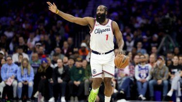 El veterano James Harden, de los Clippers de Los Ángeles, maneja el balón durante un partido, el 17 de noviembre de 2025.