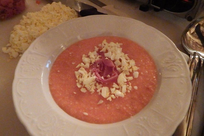 El salmorejo cordobés figura entre los platos más populares. (J.HDEZ.)