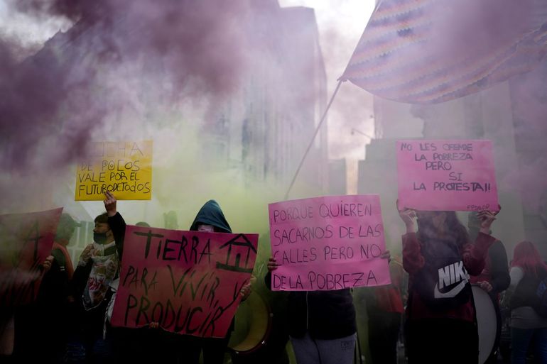 Los manifestantes sostienen pancartas caseras durante una protesta exigiendo un aumento en los programas para desempleados y en rechazo al acuerdo del gobierno con el Fondo Monetario Internacional en la Plaza de Mayo en Buenos Aires, Argentina, el jueves 14 de julio. 2022