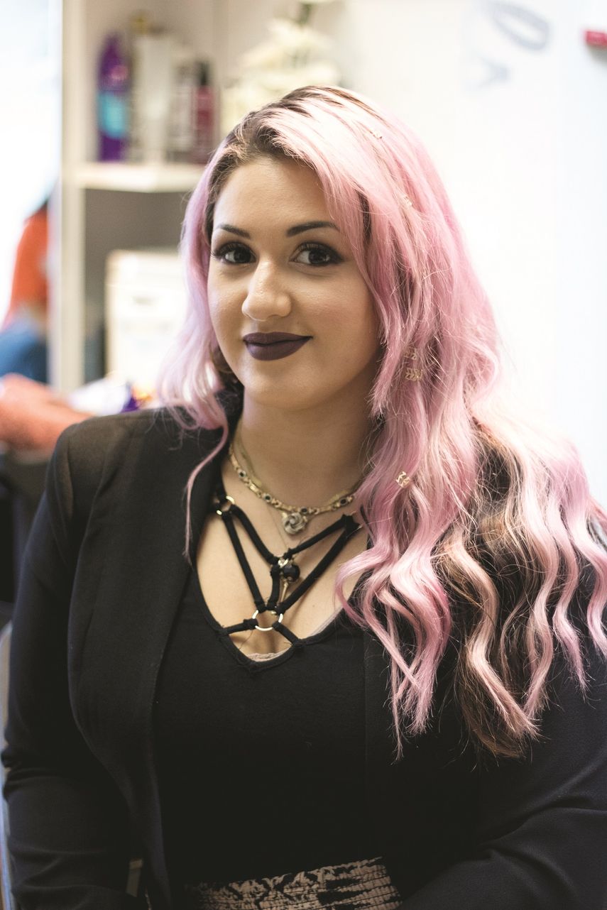 Mabell Cabeza lleva la batuta de su salón de belleza Hair by Maby. 