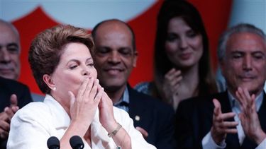 La elección ocurrió con un escándalo de corrupción de la petrolera como telón de fondo. Un hombre condenado por lavado de dinero denunció que el Partido de los Trabajadores se benefició de un esquema de sobornos a cambio de contratos y que Rousseff ten