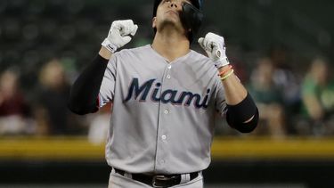 Rojas, de 30 años de edad, ha sido uno de los jugadores de más alta producción este año con los sotaneros Marlins, al promediar .282 con cinco cuadrangulares y 45 carreras remolcadas en los 124 juegos que ha disputado este año.