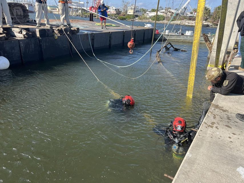 Imagen compartida por la cuenta oficial de Lee County Sheriffs Office donde se realiza la recuperación del cuerpo del hombre que estaba desaparecido desde el paso del huracán Ian por Florida.&nbsp;