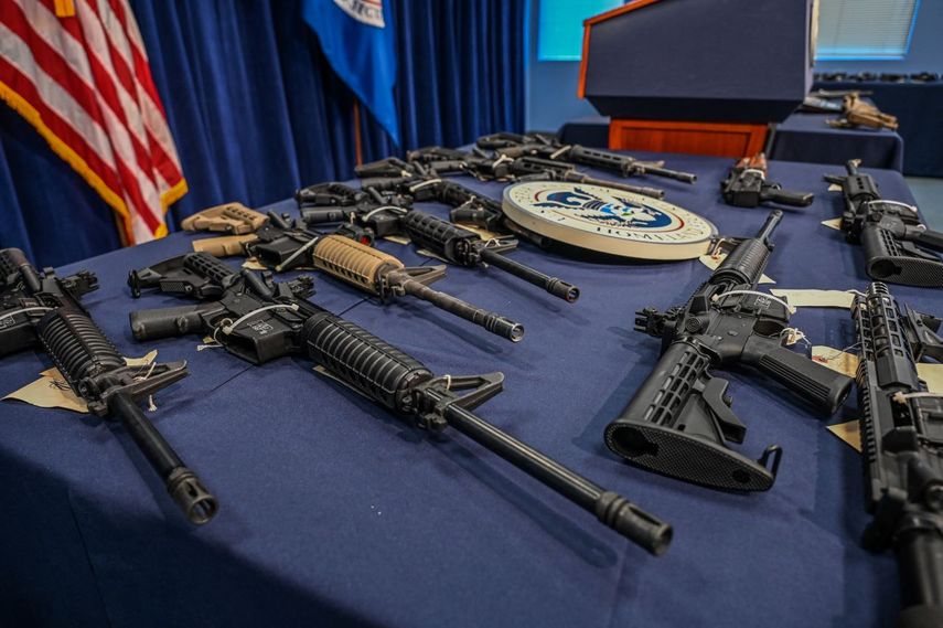 Armas de fuego son presentadas ante la prensa en la oficina de campo de Investigaciones de Seguridad Nacional, el miércoles 17 de agosto de 2022, en Miami.&nbsp;