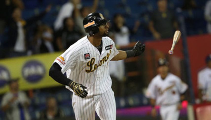 Urrutía juega en Venezuela por segundo año consecutivo. (ARCHIVO)