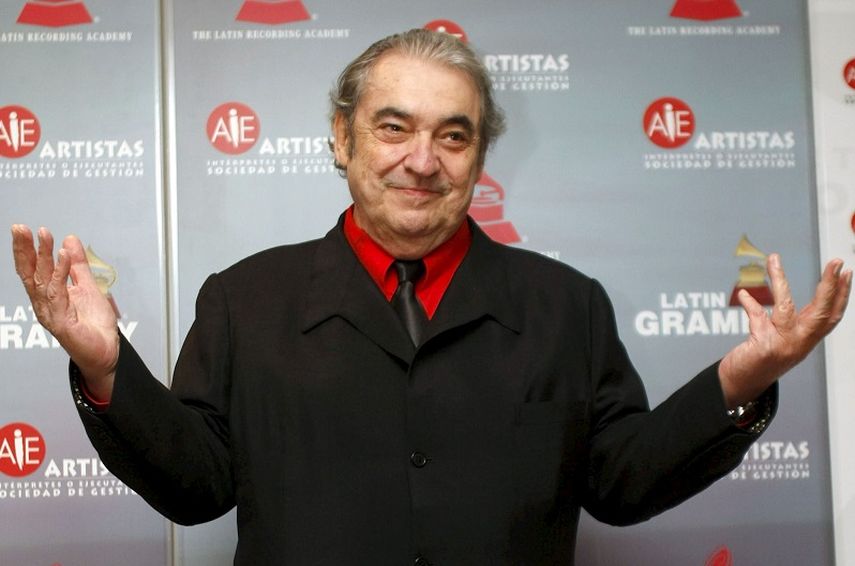  El cantante Alberto Cortez posa para los fotógrafos a su llegada a la entrega de los premios Latin Grammy y el Premio de la Excelencia Musical, en Madrid, 2009. (EFE)