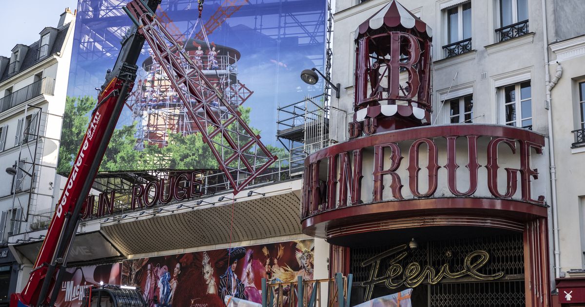 Moulin Rouge de París recibe nuevas aspas para los Juegos Olímpicos