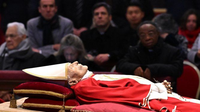 El cuerpo inerte de Benedicto XVI descansa.&nbsp;