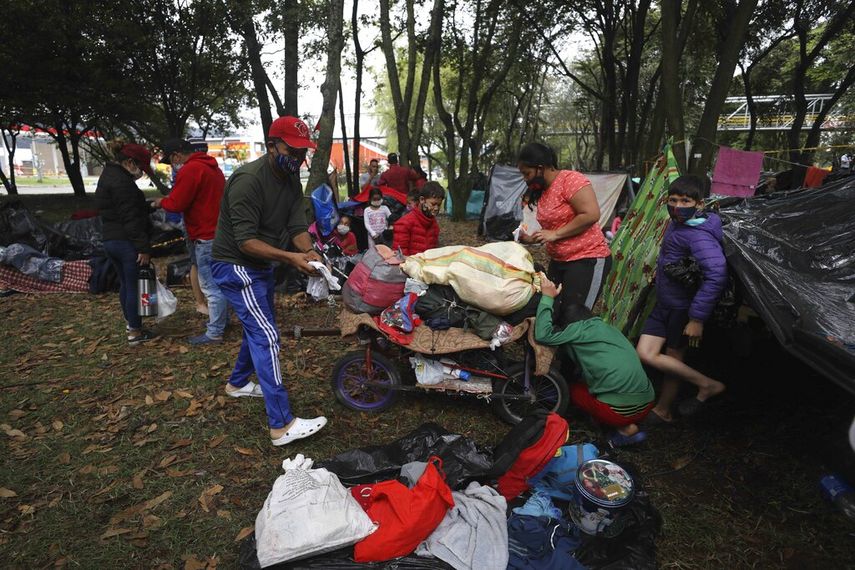 Migrantes venezolanos desempleados y sin hogar organizan sus pertenencias en un parque cerca de la principal terminal de autobuses en Bogot&aacute;, Colombia, el mi&eacute;rcoles 3 de junio de 2020. Frente a las restricciones de viaje y sin trabajo debido al cierre econ&oacute;mico para frenar el COVID-19, los migrantes venezolanos acampan en el lugar mientras esperan ayuda para volver a su pa&iacute;s.