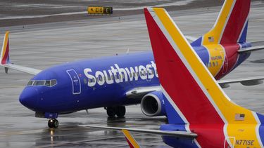 Un avión de Southwest Airlines llega al Aeropuerto Internacional Sky Harbor en Phoenix, Arizona.