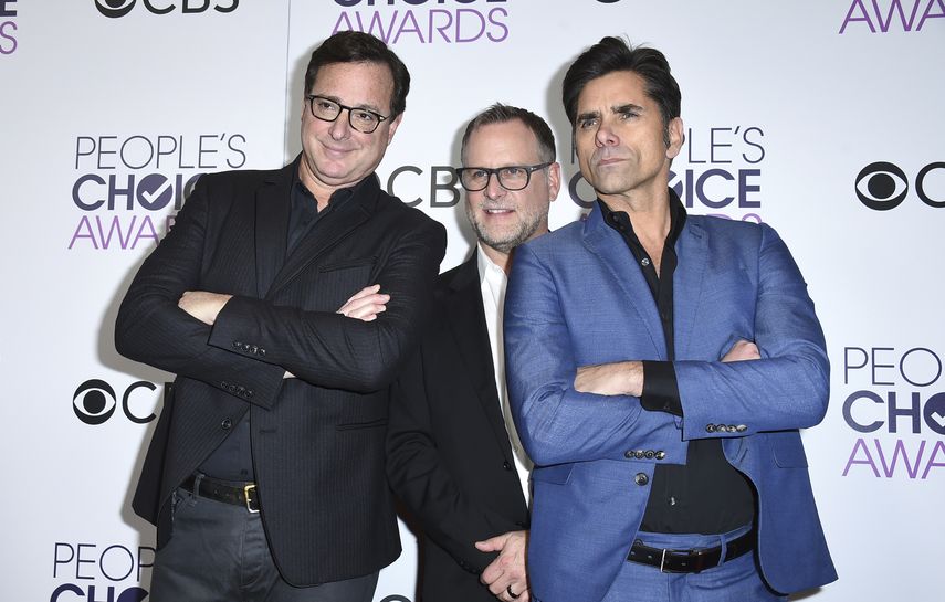 De izquierda a derecha Bob Saget, Dave Coulier y John Stamos posan en la sala de prensa tras ganar el premio Peoples Choice a la serie de comedia favorita por Fuller House, el 18 de enero de 2017 en el Teatro Microsoft en Los Angeles.