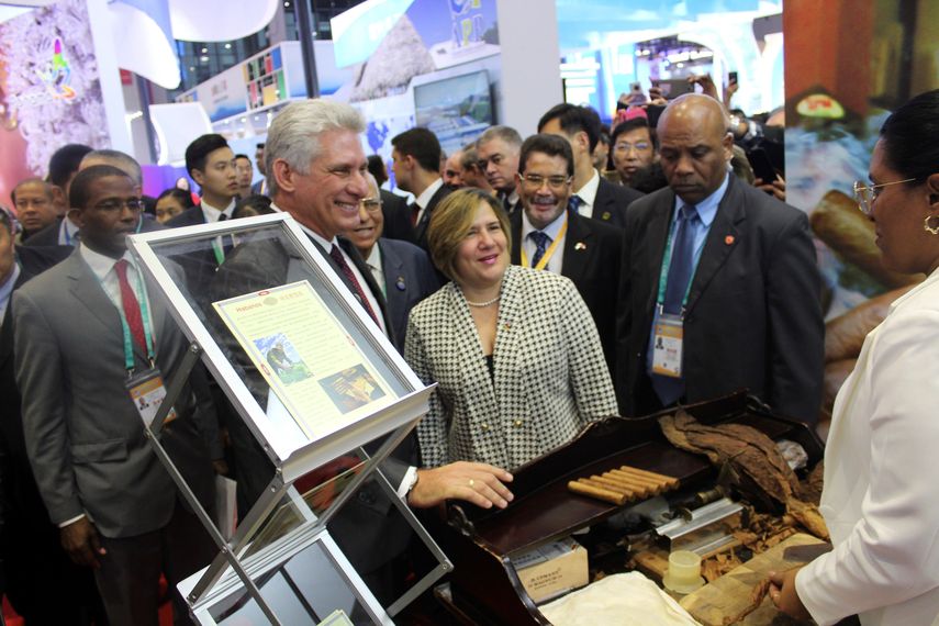 El presidente de Cuba Miguel Díaz-Canel visitó la Expo de Importaciones de Shangai durante su estancia en China.