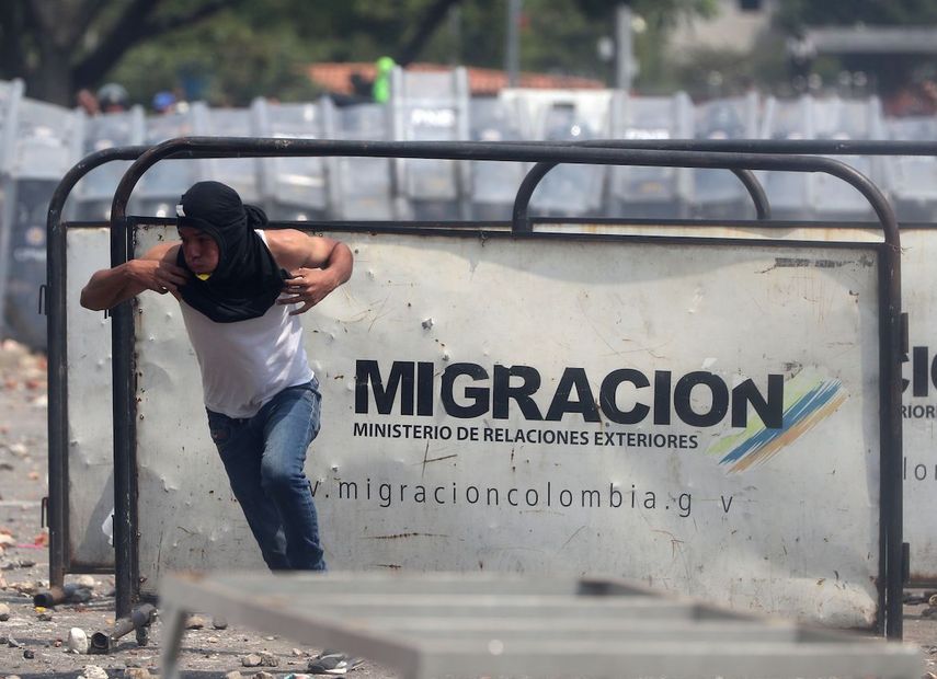 Joven que se enfrenta con las fuerzas del régimen de Nicolás Maduro huye tras el lanzamiento indiscriminado de bombas lacrimógenas.&nbsp;