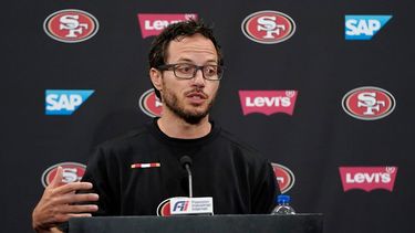 Mike McDaniel, coordinador ofensivo de 49ers de San Francisco, habla durante una conferencia de prensa en el campo de entrenamiento de la NFL, en Santa Clara, California, el jueves 29 de julio de 2021. El domingo 6 de febrero de 2022, los Dolphins de Miami anunciaron que contrataron a McDaniel como su nuevo entrenador en jefe, siendo el primer candidato de una minoría en llegar a un acuerdo en la temporada baja.