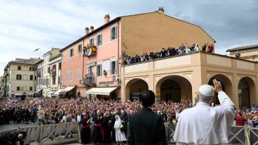 Esta foto, tomada y distribuida el 13 de junio de 2025 por Vatican Media, muestra al Papa León XIV (der.) haciendo un gesto durante el rezo del Ángelus en Castel Gandolfo, cerca de Roma.  