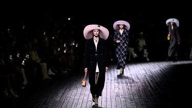 Una modelo presenta una creación de Chanel para la colección Prêt-à-porter Mujer Otoño-Invierno 2024/2025 como parte de la Semana de la Moda de París, en París, el 5 de marzo de 2024.