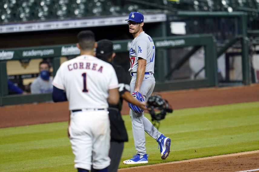 Joe Kelly, lanzador de los Dodgers de Los Ángeles, discute con el puertorriqueño Carlos Correa, de los Astros de Houston, en un altercado tras la conclusión del sexto inning del juego del martes 28 de julio de 2020 
