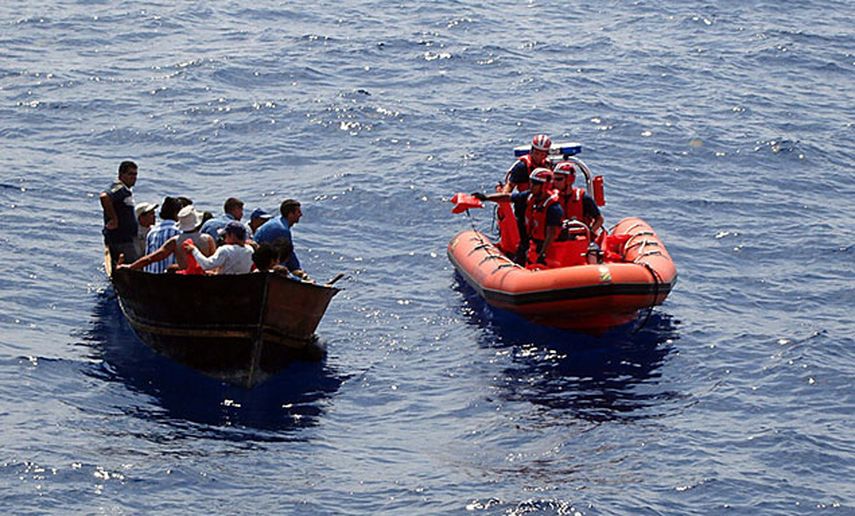 Fotografía de archivo divulgada por la Guardia Costera de EEUU que muestra a varios balseros cubanos intentando llegar a las costas de Florida. (EFE)