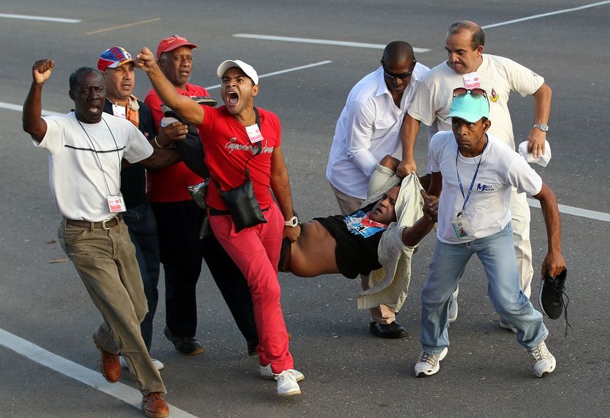 Un opositor es arrestado luego de lanzarse a la calle con una bandera de EEUU, durante el desfile del Día Internacional de los Trabajadores en la Plaza de la Revolución de La Habana.