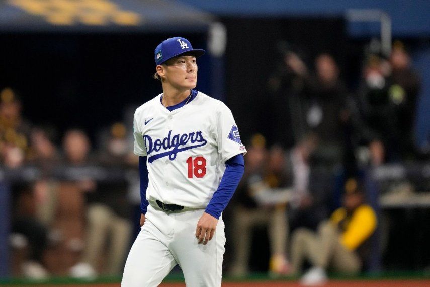 Yoshinobu Yamamoto de los Dodgers de Los Ángeles se retira del montículo durante el primer inning del juego ante los Padres de San Diego, el jueves 21 de marzo de 2024, en Seúl.&nbsp;