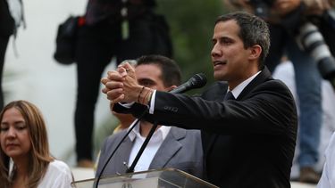 El presidente encargado de Venezuela, Juan Guaidó, habla a los vecinos de Montalbán, al sur de Caracas, la capital.