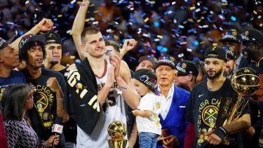 El pívot de los Nuggets de Denver Nikola Jokic celebra con sus compañeros tras ganar el campeonato de la NBA al vencer en el juego 5 de las Finales de la NBA al Heat de Miami el lunes 12 de junio del 2023. 