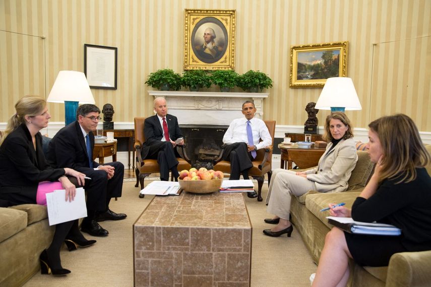 Kathryn&nbsp; Ruemmler&nbsp; (en el extremo izquierdo de la foto) durante una reunión con el entonces presidente Barack Obama.