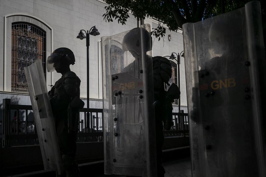 Agentes de la Guardia Nacional Bolivariana vigilan las inmediaciones del Parlamento en Caracas, Venezuela.
