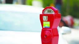 Los parquímetros individuales para cobros de estacionamientos en la ciudad han ido desapareciendo, y ahora se colocan máquinas que aceptan dinero y tarjetas. (Y. HERNÁNDEZ)