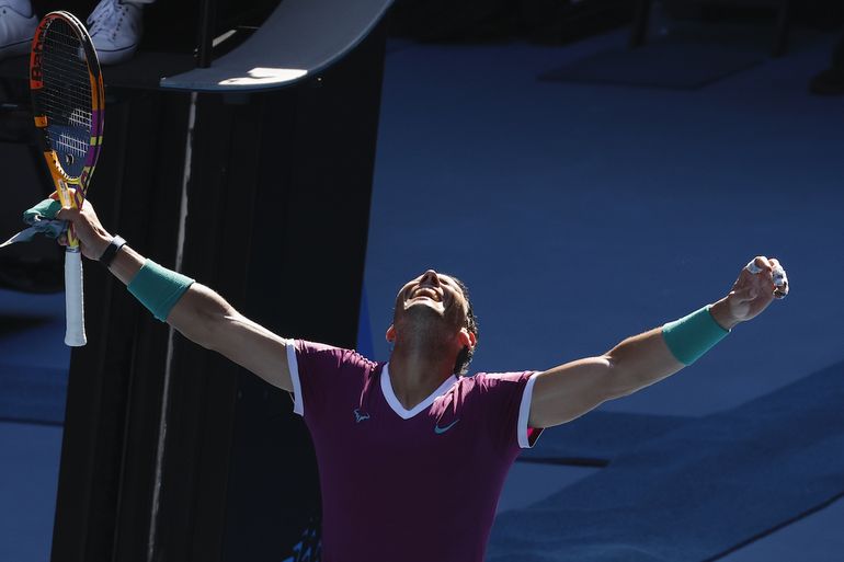 El tenista español Rafael Nadal celebra su victoria sobe el francés Adrian Mannarino en su partido de cuarta ronda del Abierto de Australia en Melbourne, Australia, el domingo 23 de enero de 2022. 