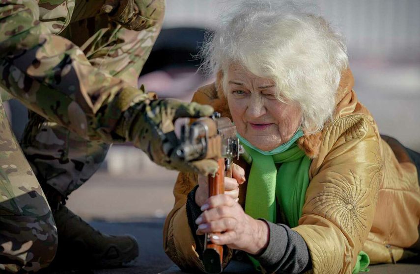 Con 79 años, la señora aprende a disparar para enfrentar tropas rusas.