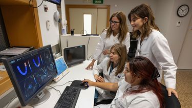 Las doctoras españolas analizan imágenes cardiacas obtenidas mediante resonancia magnética&nbsp;