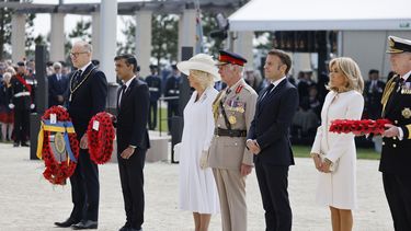 El primer ministro del Reino Unido, Rishi Sunak, el rey Carlos III, la reina Camilla, el presidente francés Emmanuel Macron y su esposa Brigitte Macron asisten a una ceremonia conmemorativa del 80º del Dia D, del desembarco de los aliados en Normandía, en el Memorial Británico de Normandía de la Segunda Guerra Mundial de Ver-sur-Mer, el 6 de junio de 2024.