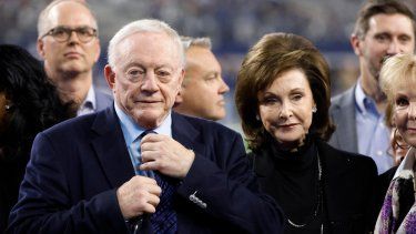 Jerry Jones, dueño de los Cowboys de Dallas, y su esposa Gene Jones, derecha, están en el campo durante un partido de la NFL, en Arlington, Texas, el domingo 4 de diciembre de 2022.