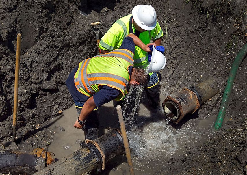 El preciado líquido podría estar contamido por aguas negras (ARCHIVO)