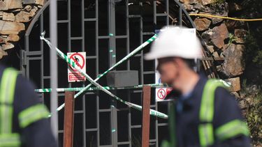 Los mineros pasan junto a la entrada sellada después de un accidente que dejó cinco mineros muertos en la mina de carbón de Cerredo en Degaña, en la región montañosa de Asturias, a unos 450 kilómetros (280 millas) al noroeste de Madrid, el 31 de marzo de 2025.