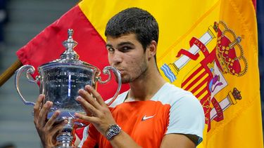 Carlos Alcaraz besa el trofeo de campeón del US Open tras vencer a Casper Ruud en la final, el domingo 11 de septiembre de 2022.