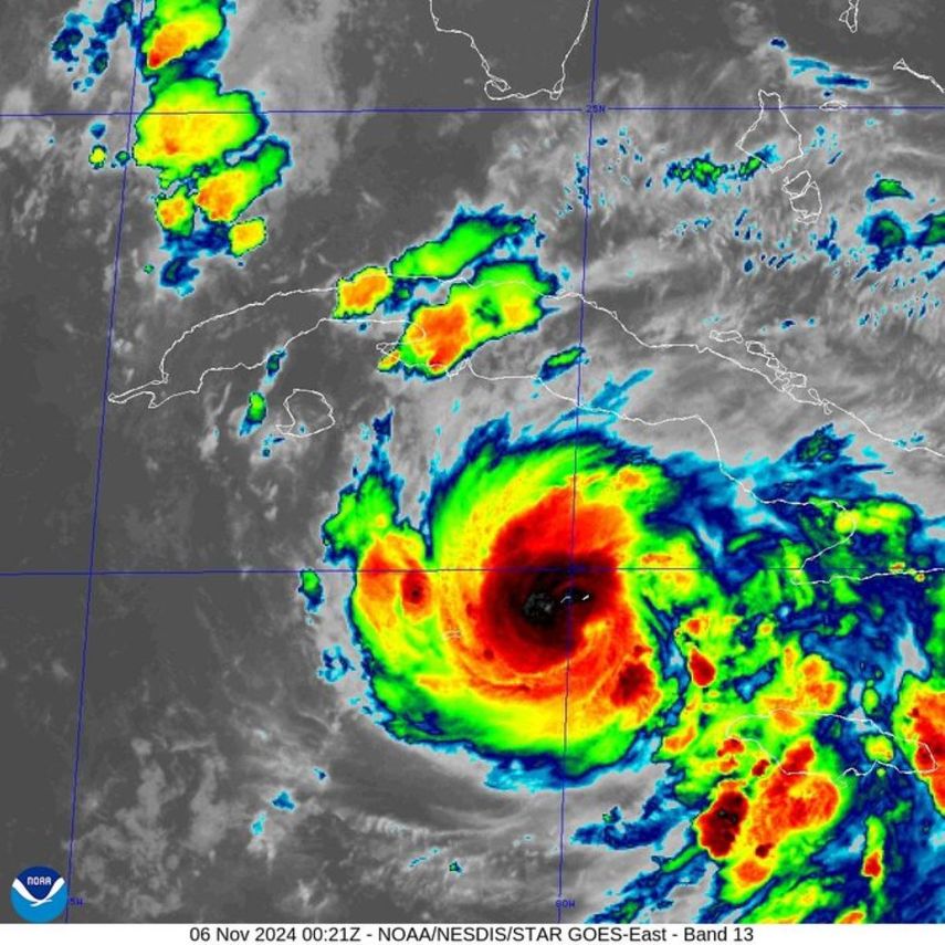 Tormenta tropical Rafael se convierte en huracán.