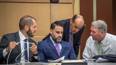 Pablo Ibar (cen.) escucha a sus abogados Joe Nascimento (izq.), Kevin J. Kulik (der.), y Benjamin Waxman (de pie) durante una audiencia en un tribunal en Fort Lauderdale, en el condado Broward, en Florida.