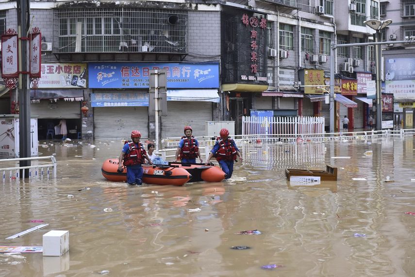 En esta imagen distribuida por la agencia noticiosa Xinhua, rescatistas ayudan a personas varadas por las inundaciones causadas por las fuertes lluvias caídas en la ciudad de Jianou, en la provincia de Fujian, en el sureste de China, el 19 de junio de 2022.&nbsp;