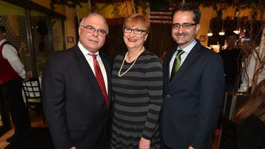 Los fundadores y dueños, Tomás de Quesada y su esposa Perla Rodríguez, junto al&nbsp;cónsul de España Cándido Creis Estrada (der.).