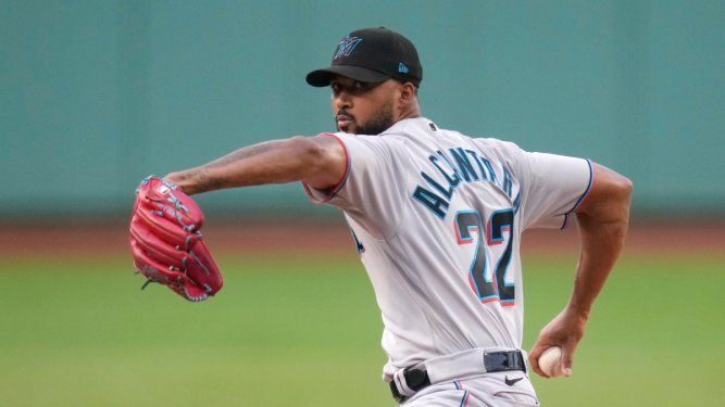 El abridor de los Marlins de Miami, Sandy Alcántara, lanza en la primera entrada del juego ante los Medias Rojas de Boston, el martes 27 de junio del 2023.