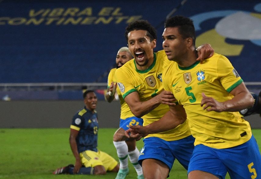 Casemiro celebra con su compañero Marquinhos tras anotar contra Colombia durante el partido de la fase de grupos de la Copa América