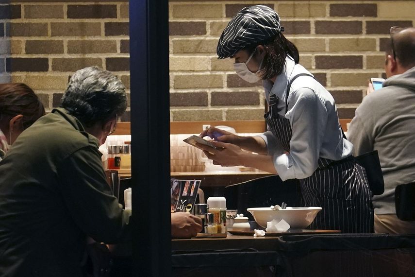 &nbsp;Un empleado de una cafeter&iacute;a usando cubrebocas para atender a los clientes de un restaurante en Tokio, Jap&oacute;n, el martes 28 de abril de 2020.&nbsp;