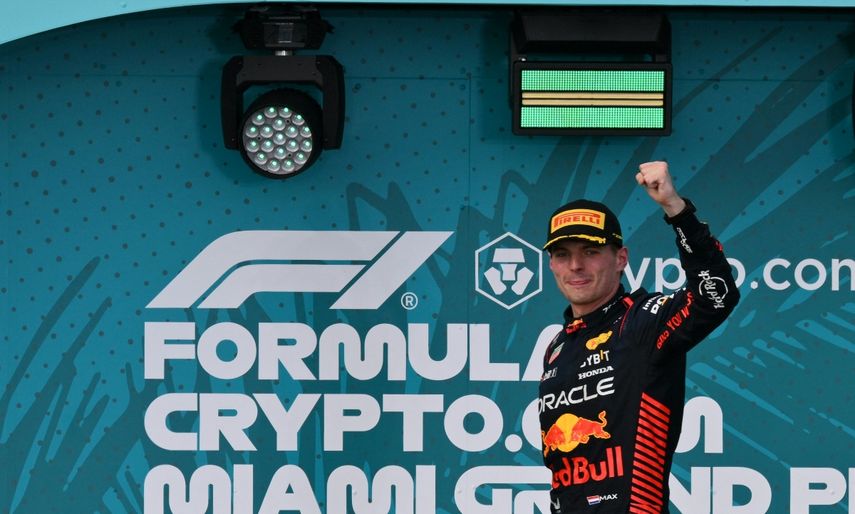 El piloto holandés de Red Bull Racing, Max Verstappen, que ocupó el primer lugar, celebra en el podio después del Gran Premio de Fórmula Uno de Miami de 2023