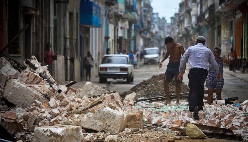 Vecinos de Ciudad de la Habana, observan los destrozos causados por el Huracán Irma en sus viviendas.