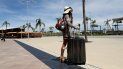 Una pasajera de un vuelo llegado a Faro sale del aeropuerto, a las afueras de Faro, en la región portuguesa del Algarve, en el sur de Portugal. Una pasajera de un vuelo llegado a Faro sale del aeropuerto, a las afueras de Faro, en la región portuguesa del Algarve, en el sur de Portugal.